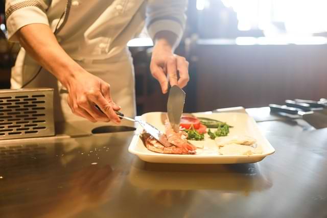 sari-organik-restaurant-ubud-chef-in-action