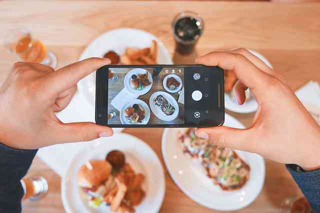 taking-photo-of-the-organic-cuisine