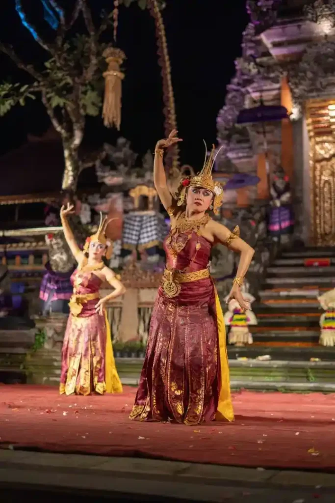 tari-cendrawasih-performance-at-the-restaurant